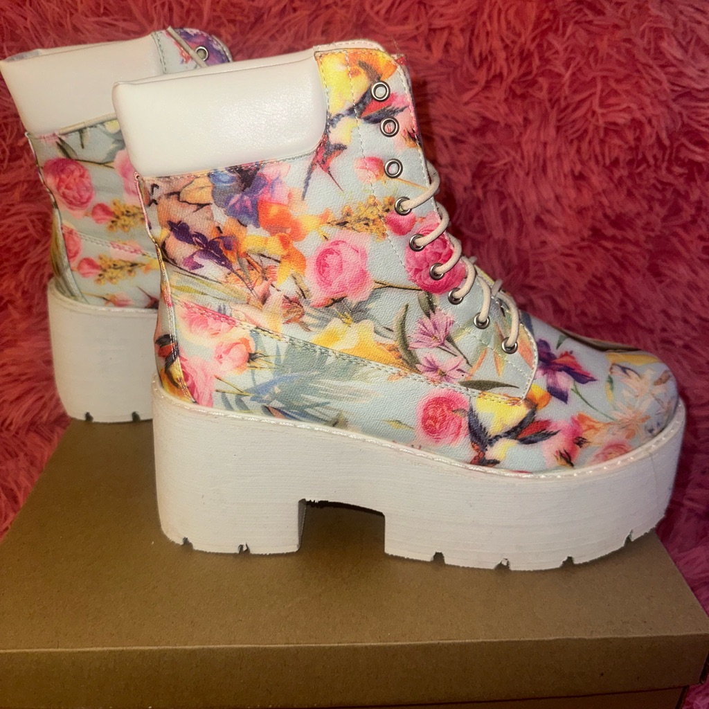 New Dollskill Stacks On Stacks Floral White Platform Boots